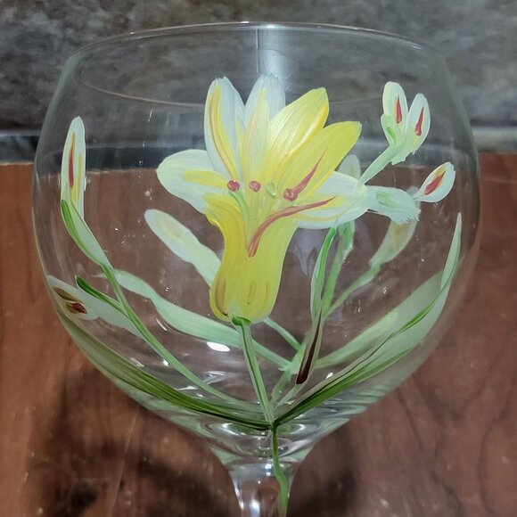 Hand Blown Balloon Wine Glass Tropical Lilies Pattern Yellow Flower - Picture 7 of 12